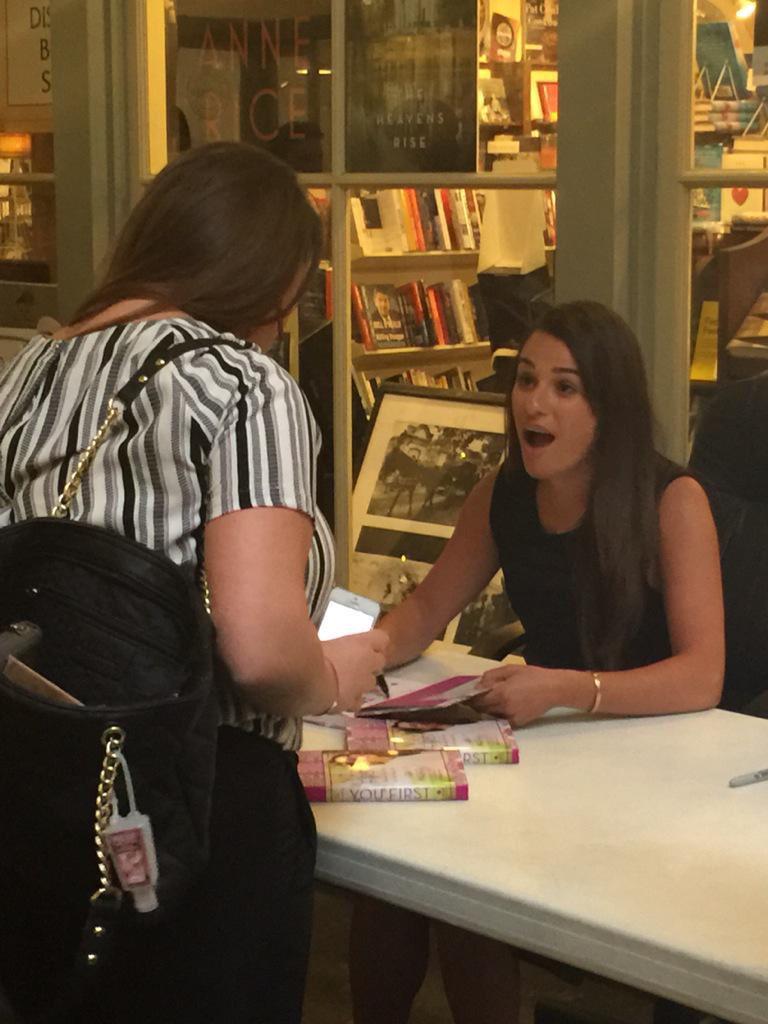 LeaBRCom's tweet photo. Algumas fotos da nossa Lea com fãs na sessão de autógrafos em Nola #WeWantYouFirstInBrazil http://t.co/Ohvi76XEI5