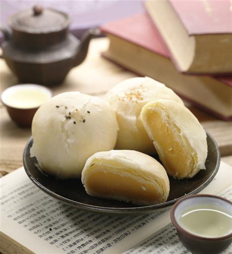 bc_ola's tweet photo. Mid-autumn Festival is coming, and here are some delicious mooncakes I miss so much! http://t.co/WugA9W260K