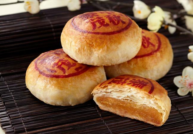 bc_ola's tweet photo. Mid-autumn Festival is coming, and here are some delicious mooncakes I miss so much! http://t.co/WugA9W260K