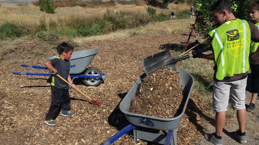 LeftCoastChisum's tweet photo. @ktmbeautiful know that this guy is working hard to Keep Truckee Meadows Beautiful along Sparks Blvd. http://t.co/mvP5bZobHy