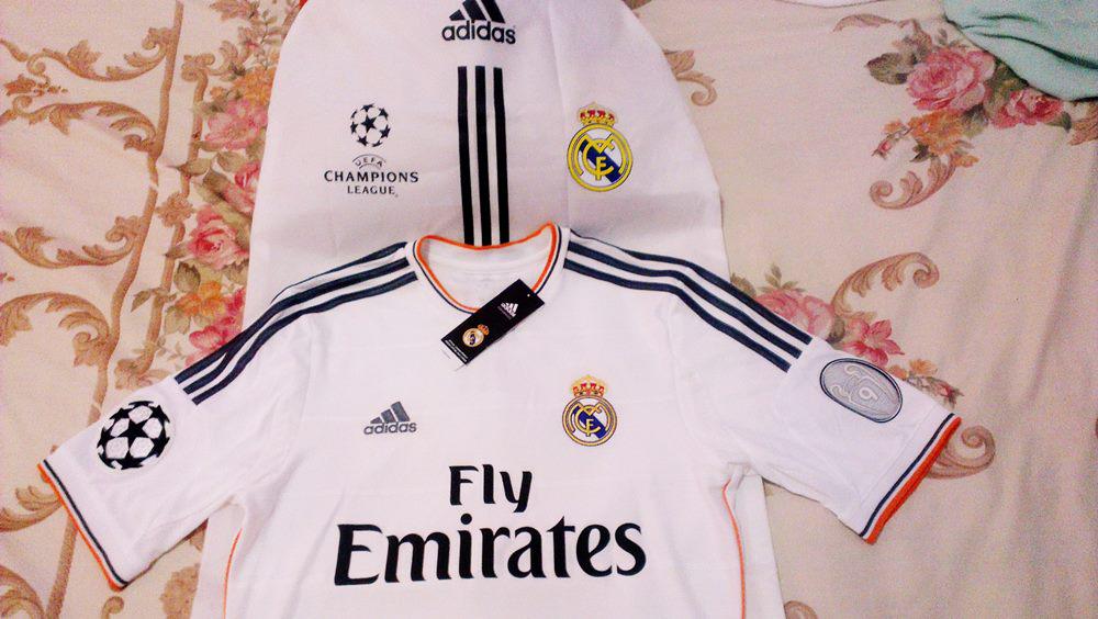 fahrulhm's tweet photo. #JERSEY4SALE REAL MADRID UCL SUITCASE 2013/14 BNWT SIZE S PATCH ORI | 450K | 082225955999 @LennonNMe :) http://t.co/RS7PpJLivL