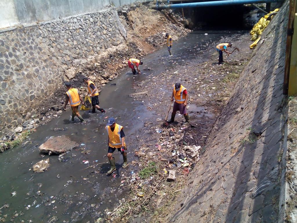 DSDABMKotaBdg's tweet photo. @ridwankamil @OdedMD @yossiirianto @DiskominfoBdg 27/9 Pasukan Katak, normalisasi S Cipamokolan http://t.co/nPD2suG0dK