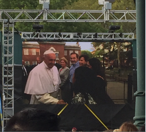 FC_Cesareo_AU's tweet photo. Pope Francis arriving at Independence Hall earlier today #HigherEdWithPope http://t.co/Po8aRWhahI