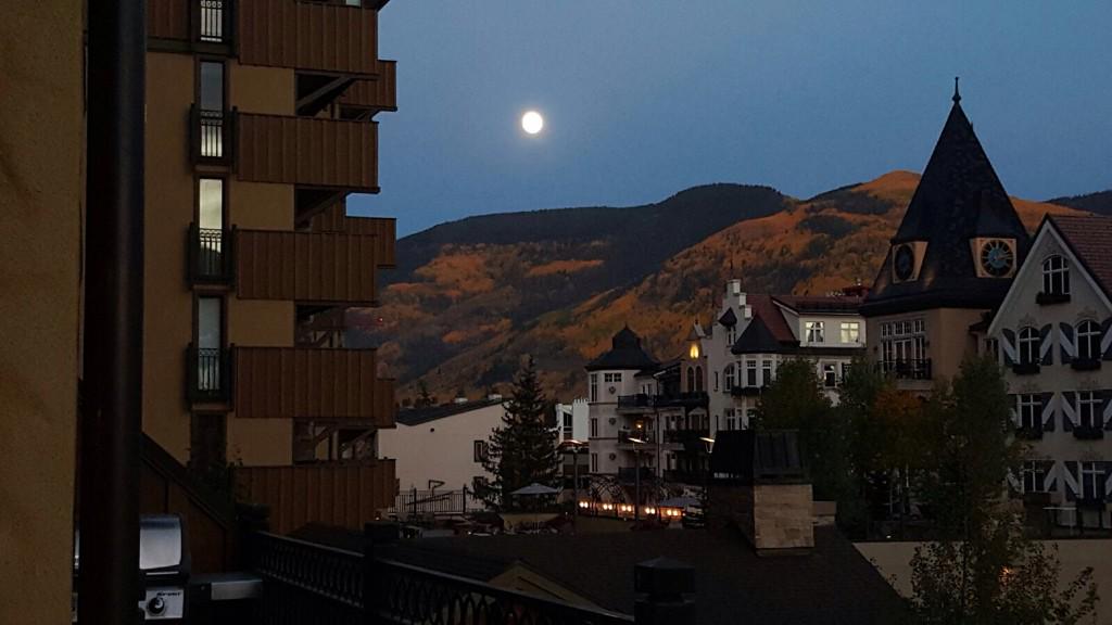 jenzeppelinwx's tweet photo. Enjoying the almost #fullmoon  and #VailFall color. #cowx http://t.co/D0RYxEX1Fw