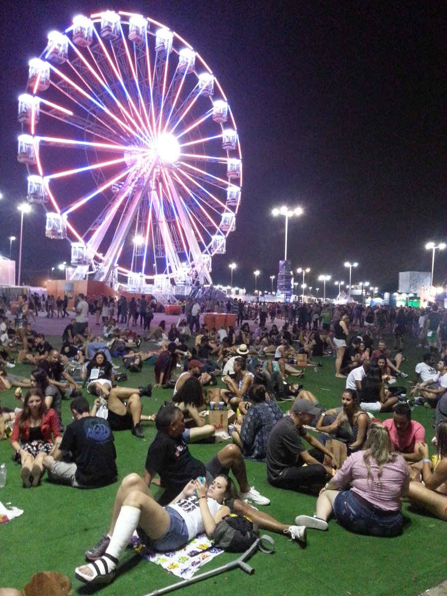 el_ciempies's tweet photo. Dónde están los #FestHunters? No los veo! O están adelante pegados al escenario para ver a Rihanna? @Heinekencl http://t.co/B2TfcSgeKp