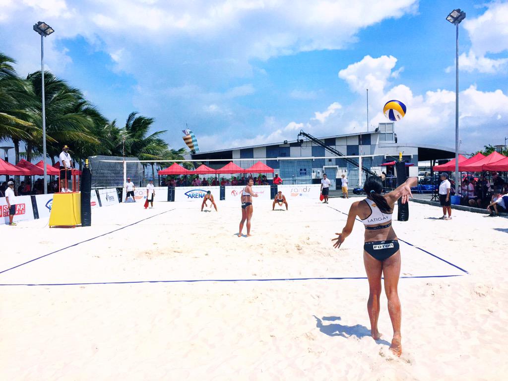 itscharosoriano's tweet photo. Supporting the PH teams now! Let's go, ladies! 💪🏼 #Fit2Hit #PLDTHomeUltera @GSoltones @beaistan @noDOWDaboutit4 http://t.co/f29Jn2cWe7
