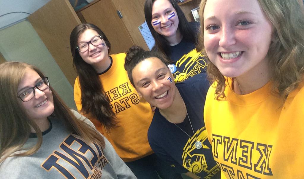Banauta13's tweet photo. Had an amazing day with @Meagan_Sommers @Kenziee_Bailey_ @Celeste_Dawson @KearaSteving 💙⚡️ #kentstate2019 http://t.co/I0ONwGnHG1