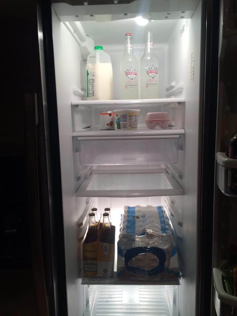 risirocks303's tweet photo. Atleast my dad stays hydrated #smirnofficed #fridgeupdate http://t.co/kydryntqxH