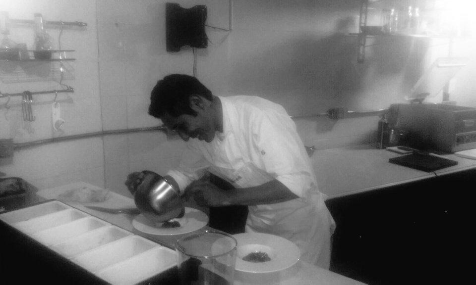 TortilaMx's tweet photo. El @ChefTortila, apoyando al rest. Estación, el cual es apoyado por @enriqueolvera. #TortilaCatering #VenAComer http://t.co/4cfDeNyzWZ
