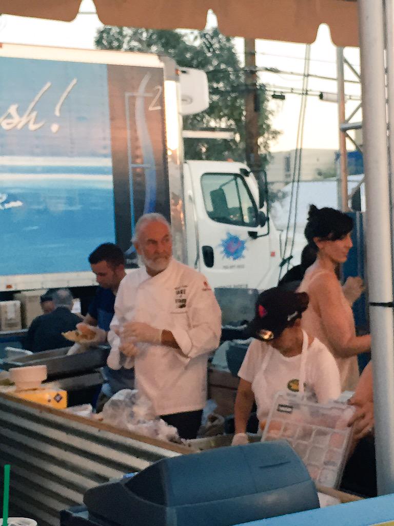 erickaaviles's tweet image. Thank you @ChefHKeller for the awesome burger and quinoa salad! Great to see u! #LifeIsBeautiful2015 #Fleur #favechef