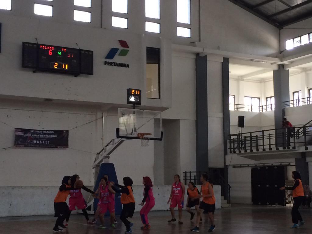 basketFKUB's tweet photo. FK 31 - 6 FILKOM Q4 OB 2015 @GORPERTAMINA semangatttt basketttt FK PUTRI !!! @bemfkub http://t.co/ZV3JE3JVzD
