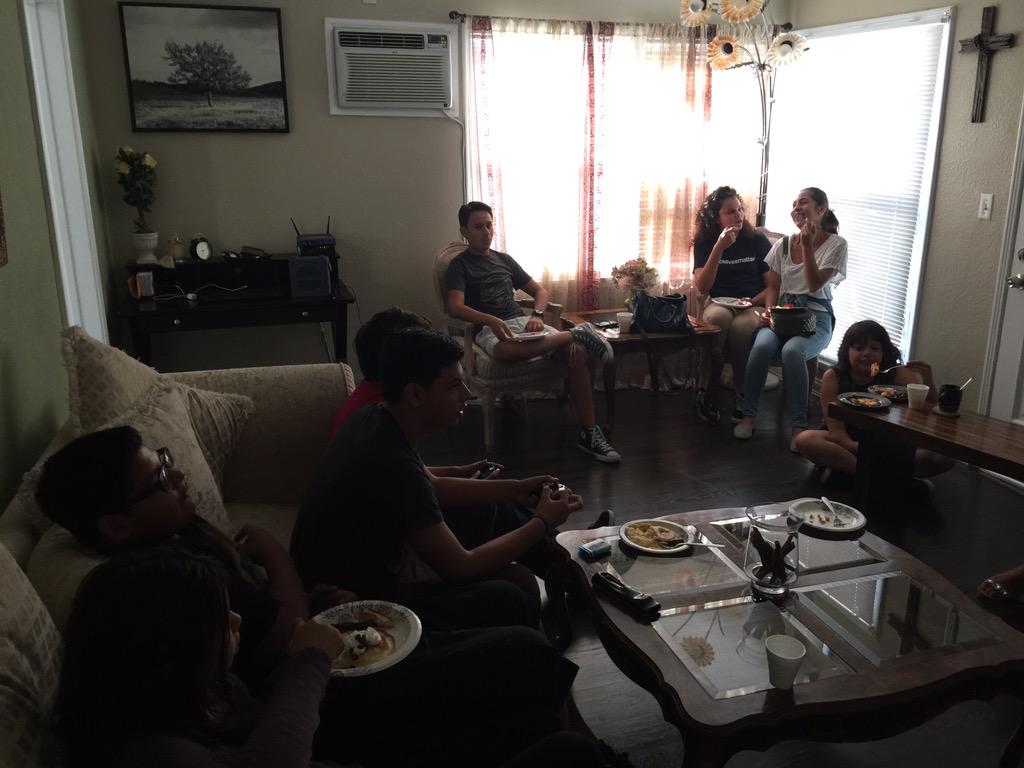 MorenoGerry's tweet photo. We ate , walked, and watched as a group. We having an amazing youth group at LegacyMindedChurch #lmc #Burbank #youth http://t.co/PqXQNgJ0Ao