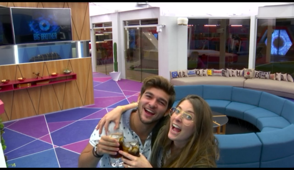 BigBrother_PM's tweet photo. RT si quieres una selfie con #BBClyde
FAV si la prefieres con #BBChristopher http://t.co/FsYPq8zXXM