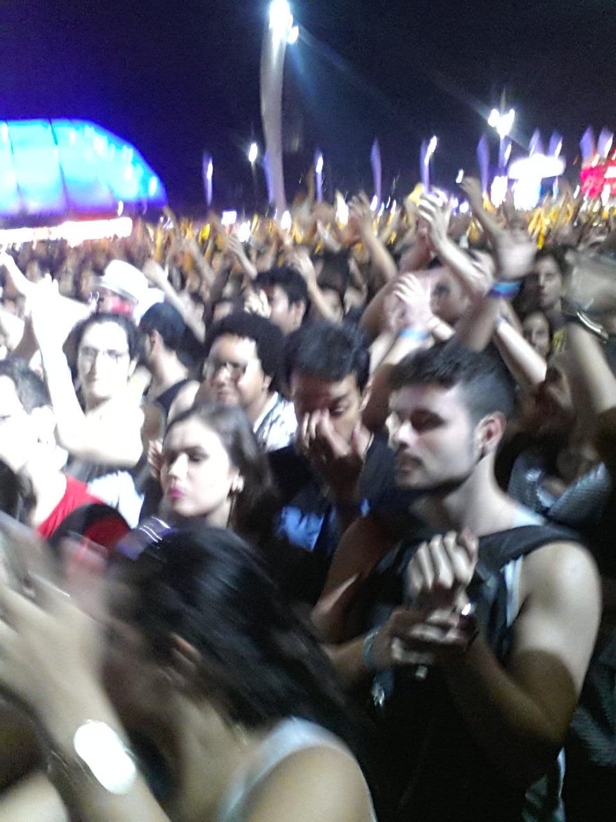 el_ciempies's tweet photo. Más de 100mil personas aplaudiendo a Rihanna en @rockinrio y entre ellos 8 felices #FestHunters chilenos @Heinekencl http://t.co/JUAv0OCfqC