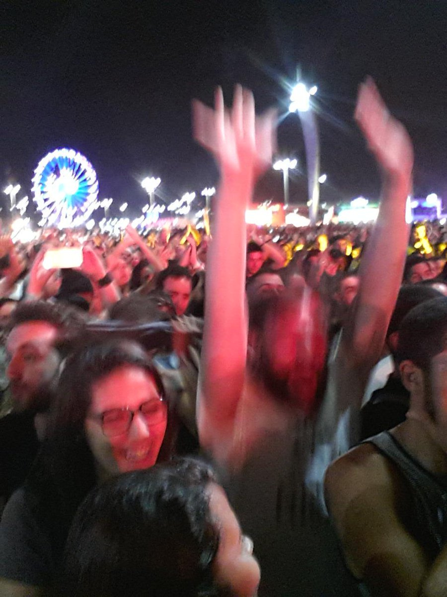 el_ciempies's tweet photo. Más de 100mil personas aplaudiendo a Rihanna en @rockinrio y entre ellos 8 felices #FestHunters chilenos @Heinekencl http://t.co/JUAv0OCfqC