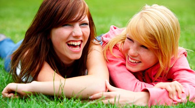 Любовь к ребенку. Покажи девочек которые друг. Лучшие подруги. Девочки обнимаются. Дружба мальчика и девочки.