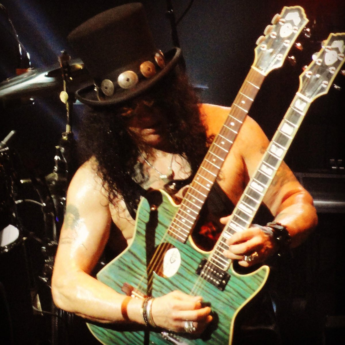 SMKClub's tweet photo. Solo @Slash in Rio de Janeiro, Brazil. March 14, 2015 #fundiçãoprogresso #slash #smkc #worldOnfire #doubleneck http://t.co/0hGSTFWMVi