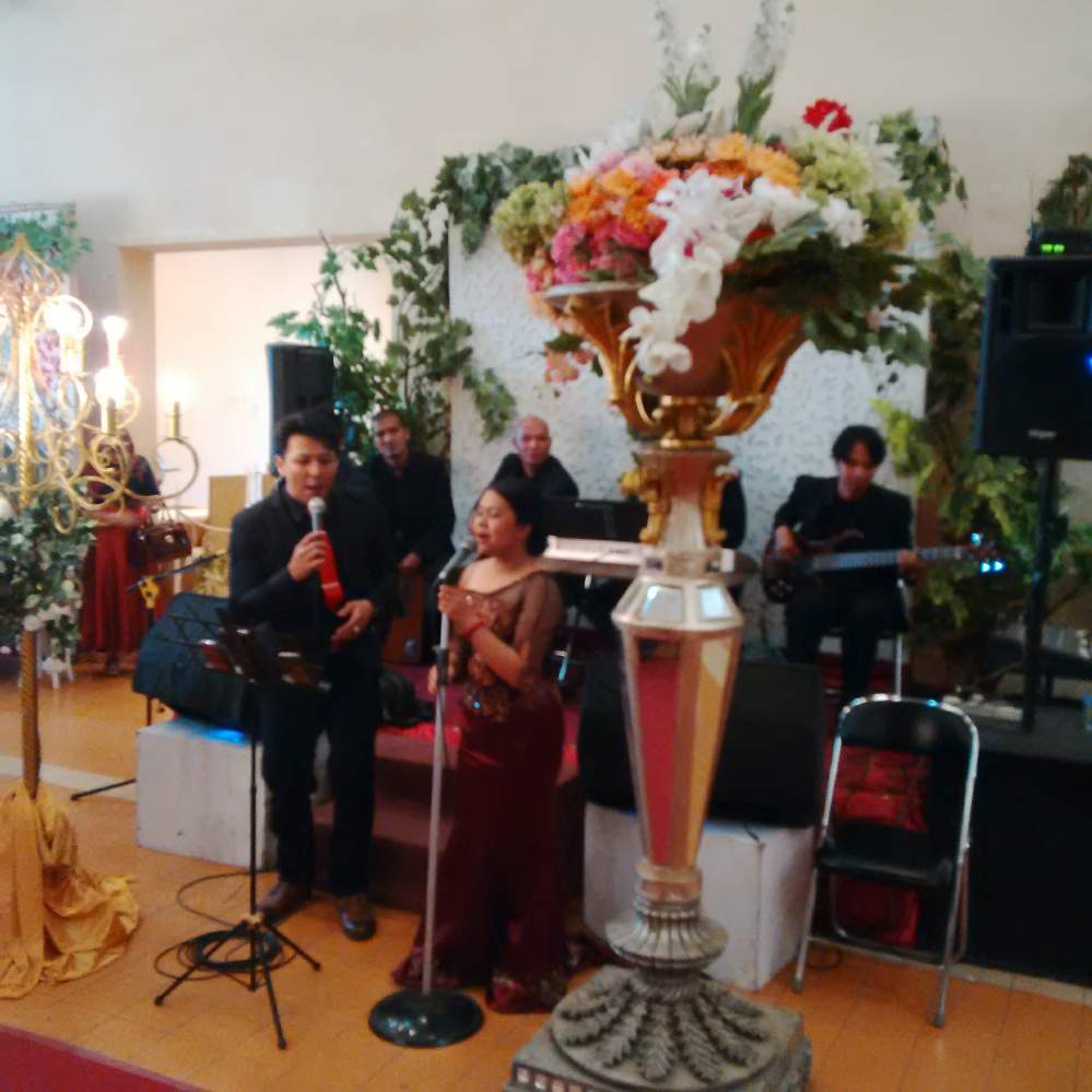 TheHistorich's tweet photo. Henike &amp; Windy Wedding days | Music Enterteinment: @WiarMusic | Decoration: Eriv | Catering: Lariva http://t.co/QjEIeLeMRQ