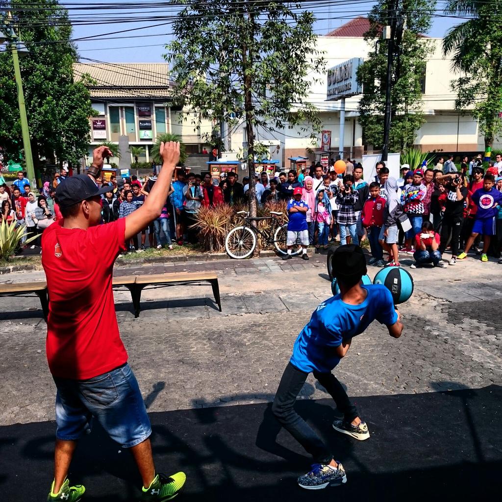 ioxcofficial's tweet photo. keseruan terjadi di cfd bandung dago #ioxc2015 #bandungjuara http://t.co/hd3vRXgeP4