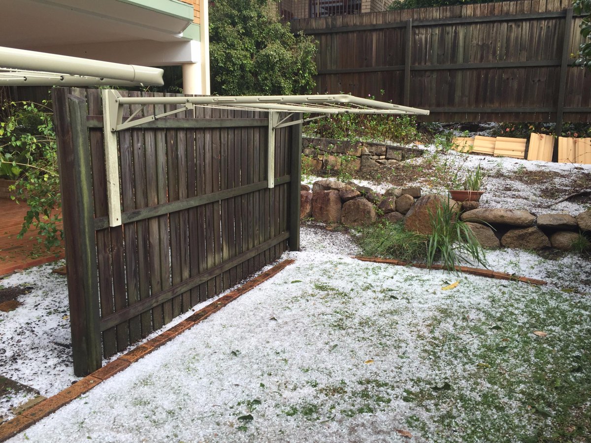 Mr_Craig_74's tweet photo. That was one impressive hailstorm #BNEStorm #Taringa http://t.co/Kn9gBMXMdv