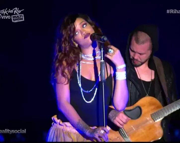 undenaja's tweet photo. Sobre o show:
Hino atrás de hino
Ótimos vocais
Coreografias insuperáveis
DESTRUIÇÃO #RihannaNoRockInRio http://t.co/TrlQoyhgUy