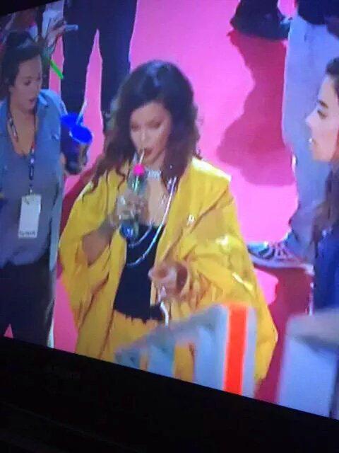 undenaja's tweet photo. Sobre o show:
Hino atrás de hino
Ótimos vocais
Coreografias insuperáveis
DESTRUIÇÃO #RihannaNoRockInRio http://t.co/TrlQoyhgUy