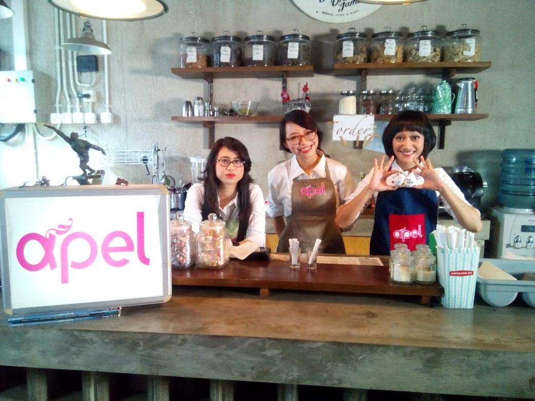 <a href="/mizthreekeys/">Mizthree Aspriyumi</a> <a href="/RyaApel/">Ria Antika</a>  <a href="/Astherina_APEL/">Astherina Y.S</a> kompakan pake apron sambil sesekali ngelap gelas.Kira2 mrk jd apa d clip ini?