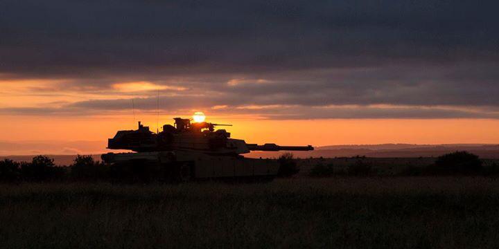 Comd_1st_Bde's tweet photo. This is just an awesome pic of one of our M1 #tanks @AustralianArmy @1_Armd_Regt #armour #M1tank http://t.co/JQgEZZyGgf