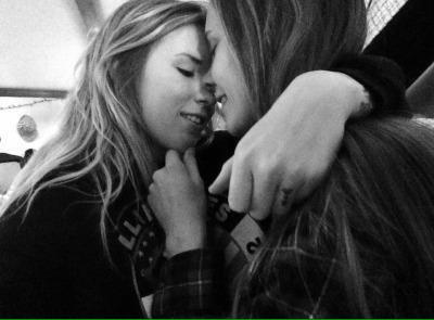 SameLoveLesbian's tweet photo. Mon monde sans toi n'existe plus 💫 http://t.co/1SsmkKT6Jm