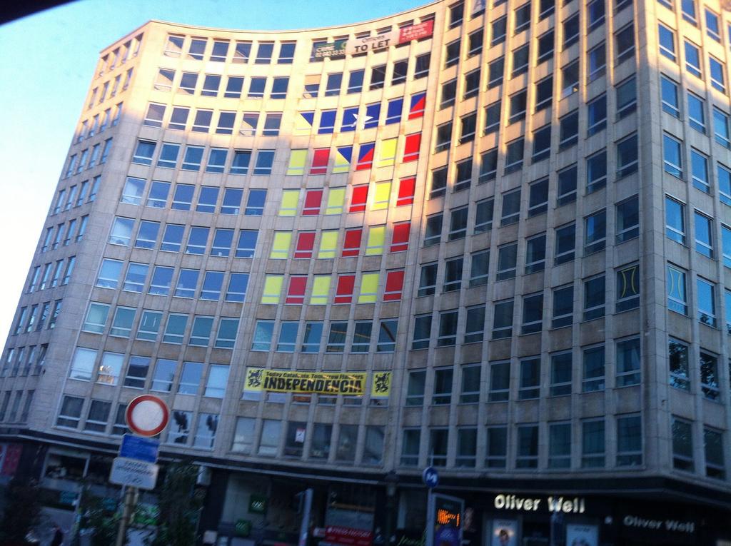 JoseIralde's tweet photo. Una companya ens envia aquesta foto: estelada a Brussel·les penjada per Flandes. Caram per ser unes autonòmiques... http://t.co/0Xq9pqvPg1