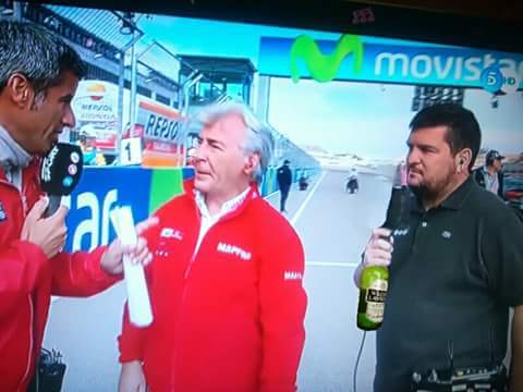 MotofamilyGP's tweet photo. @Motor_Lu @davidclares @EstherGirando33 #Unadehumor http://t.co/MJCEXLujoP