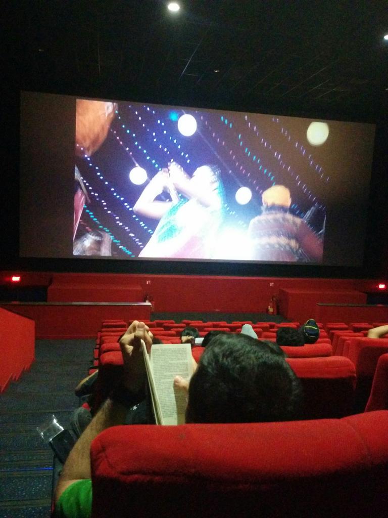 TheDramaSam's tweet photo. Epic #avidbookreader #booklover at a movie hall,reading a book while watching a movie. http://t.co/Uo6BU0mV1m