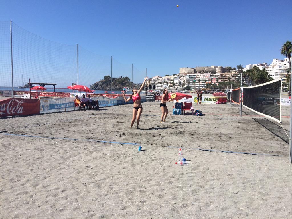 pablomarz's tweet photo. En juego FINAL Femenina Cto España #TenisPlaya #CETP15 @rosasitjagibert @PiEskndell y Carol Miranda - Omayra Farias http://t.co/huwM9gXtsN