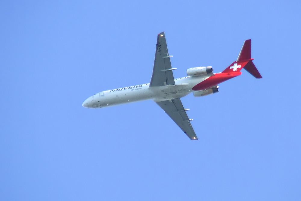 A3803's tweet photo. Etwas rote Farbe am Berliner blauen Morgenhimmel. ;) #Helvetic #F100 #HBJVH #LX974 #ZRHTXL http://t.co/0XVsHHww1u