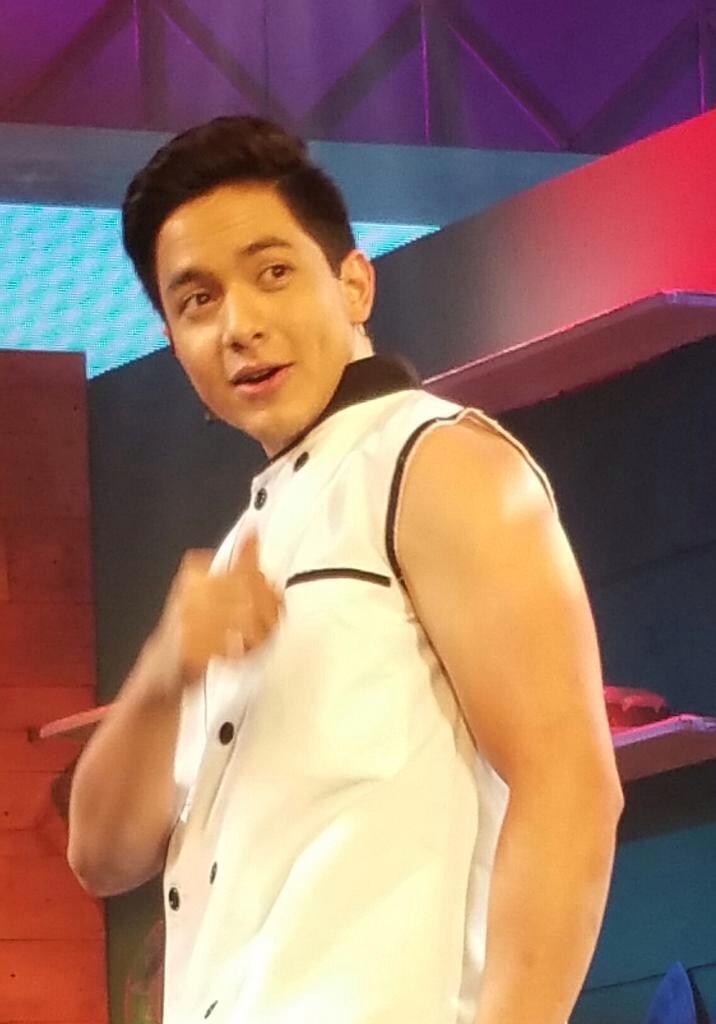 MaineAlden16's tweet photo. Chef @aldenrichards02 today! Yiieee @mainedcm | © thanks @dbuzzketball for d pics

#SPSTawaOverload http://t.co/p11qe7PK98