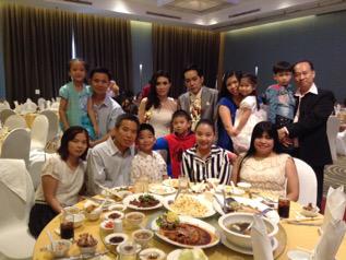kitty_joyjoy's tweet photo. งานแต่งเพื่อนรัตน์ ขอให้เพื่อนเริ่มต้นครอบครัวอย่างมีความสุข. #ชีวิตดี๊ดี #เพื่อนเรียนปอโท http://t.co/T4TDxQ4nSj