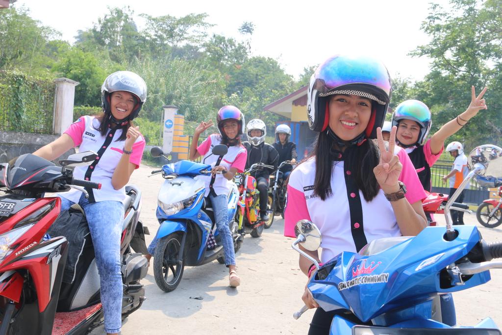 Ind_interisti's tweet photo. penjemputan #SalshabillaAdr *Fakfak-PapuaBarat #MnGSeruSalshaAtPapua http://t.co/nVPPmgr2WU