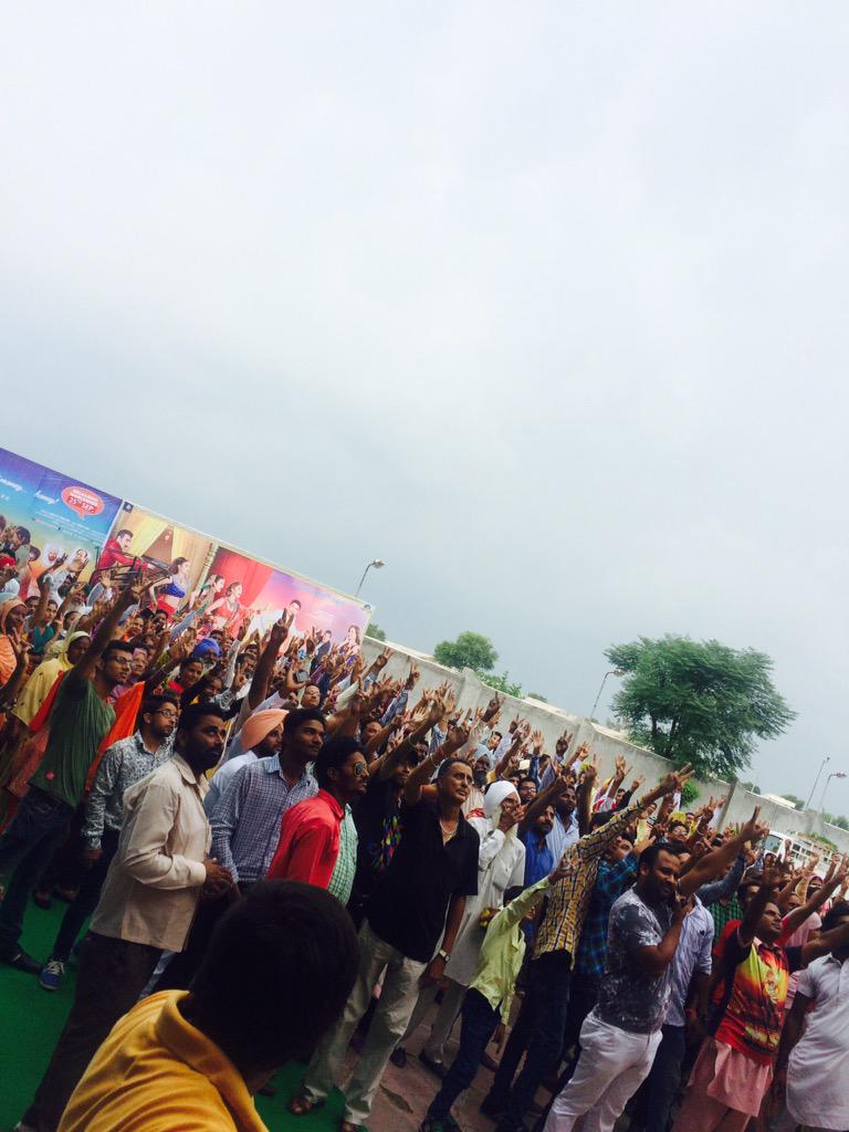 mepreetinder's tweet photo. @KapilSharmaK9 #KKKPK over Booked 
My Friend @MePreetSandhu sent Me These Pictures !!

Full House in Punjab http://t.co/AoLmyqJh6W