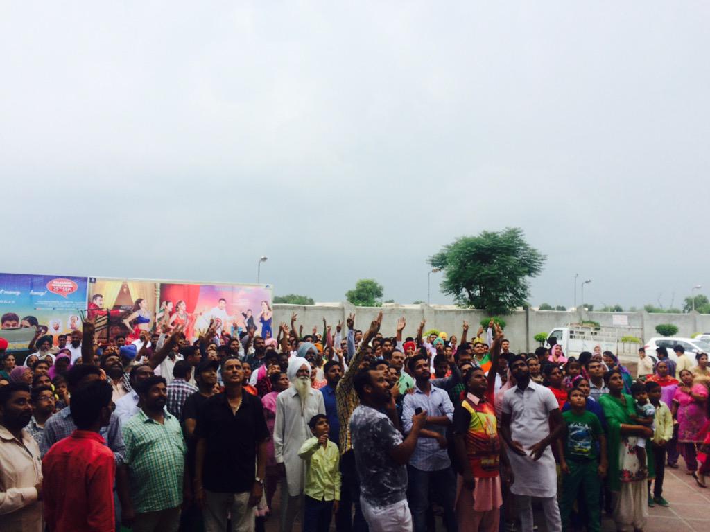 mepreetinder's tweet photo. @KapilSharmaK9 #KKKPK over Booked 
My Friend @MePreetSandhu sent Me These Pictures !!

Full House in Punjab http://t.co/AoLmyqJh6W