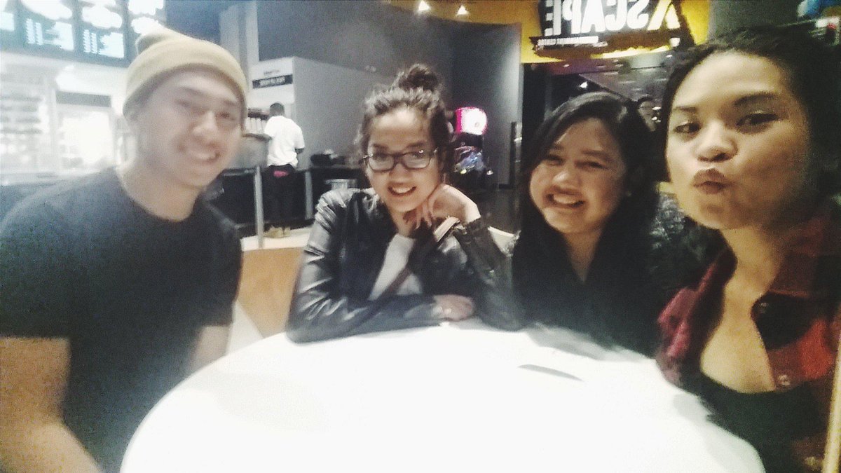 bernaxt's tweet image. third wheelin at its finest @trizziahalle @chelsyarielle #embarrassingaf lol