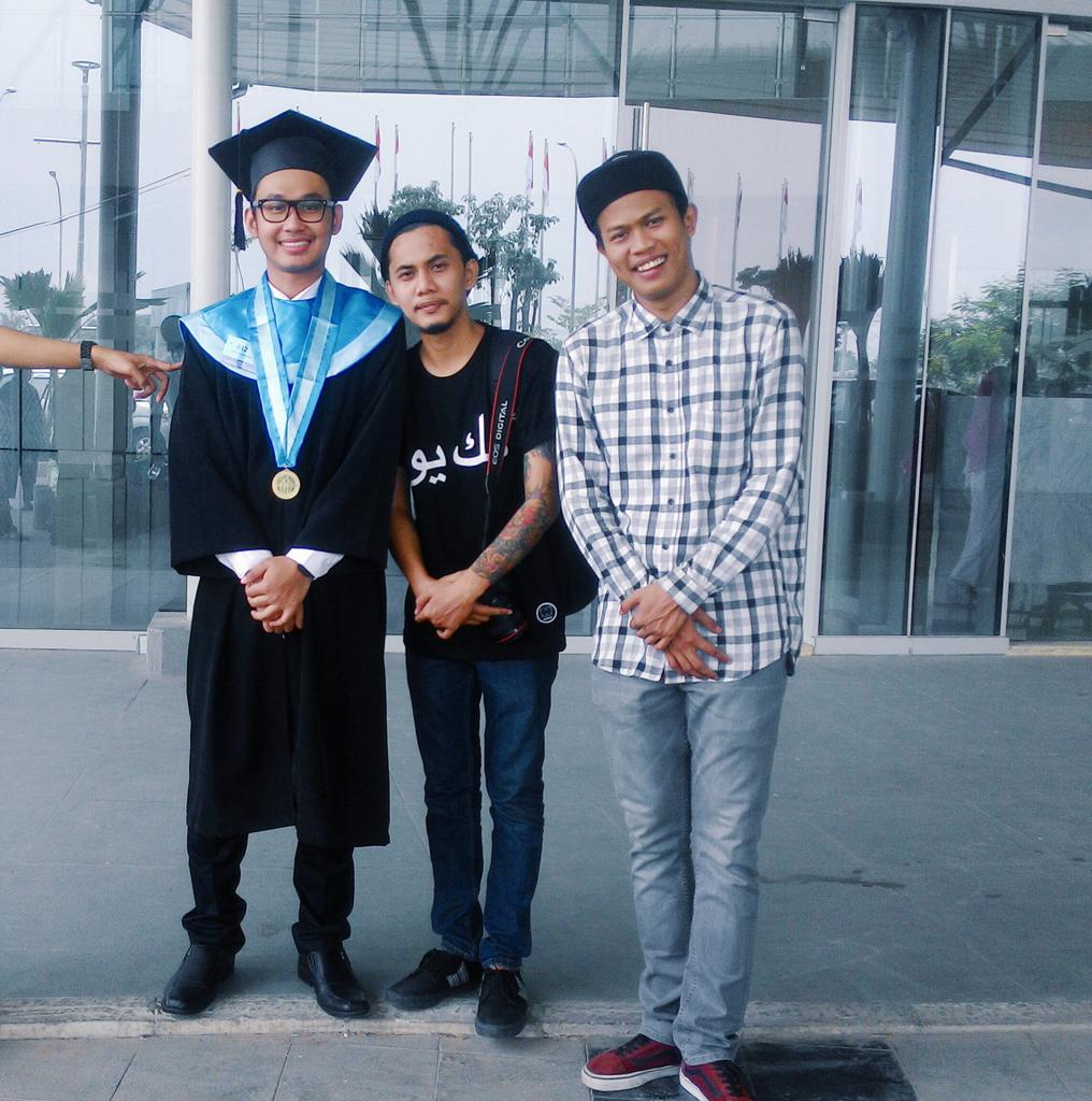 Congratulation buat vocalis kita sah jadi Tukang insinyur 👏👏🎉🍻🎊 <a href="/fahmy25_/">F▲HMY ZUL ZAM ZAMI</a>