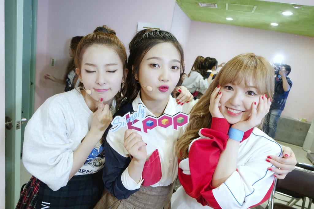 _Simplykpop's tweet photo. 추석맞이 #심플리케이팝비공개사진대방출 이 귀요미들 #레드벨벳 의 사진이 빠질 수 없죠!!! 이 사랑스러운 다섯 소녀들과 즐거운 추석 보내세요~~!! http://t.co/VQliS3y8mS