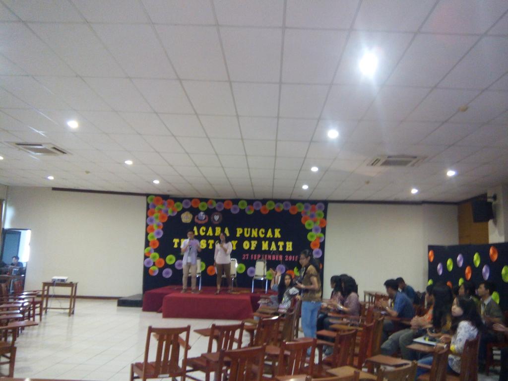 hmm_usd's tweet photo. Acara Puncak Matemacinta 2015 seru bangett🎉👐😄😍🎆 http://t.co/2P6YPaVfUZ