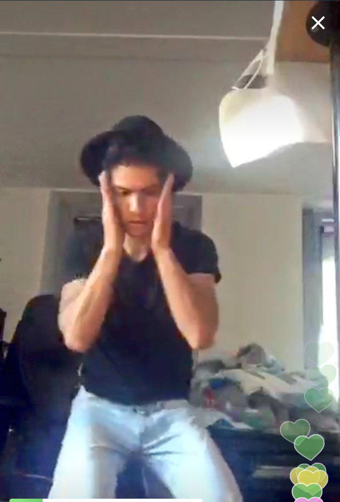 Anicetea_'s tweet photo. @Aziatomik Quand ta oublié de faire tes devoirs http://t.co/O29zcvHOQO