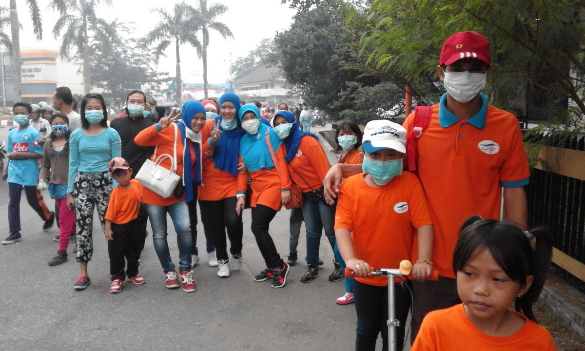OktabioH10's tweet photo. jalan sehat diselimuti kabut asap...
tetap semangat..!! http://t.co/yHCdoHqDSd