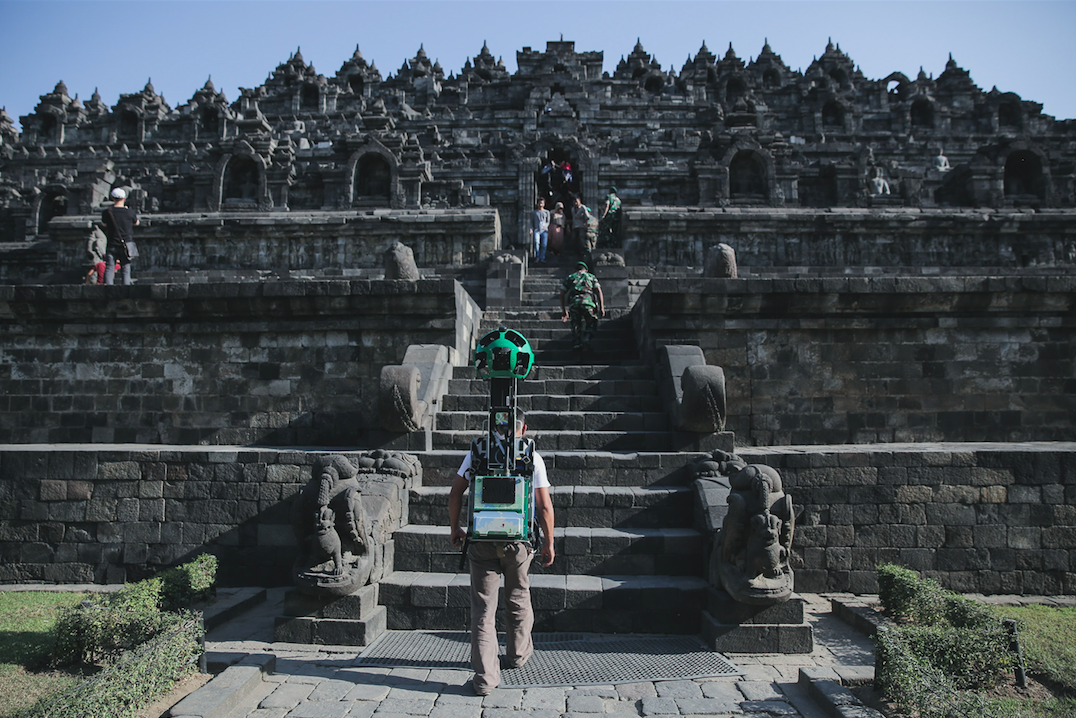 googleindonesia's tweet photo. Gambar Street View Borobudur ini diambil menggunakan teknologi Trekker, kamera berbentuk ransel. #HelloBorobudur http://t.co/SLf4diiI0C