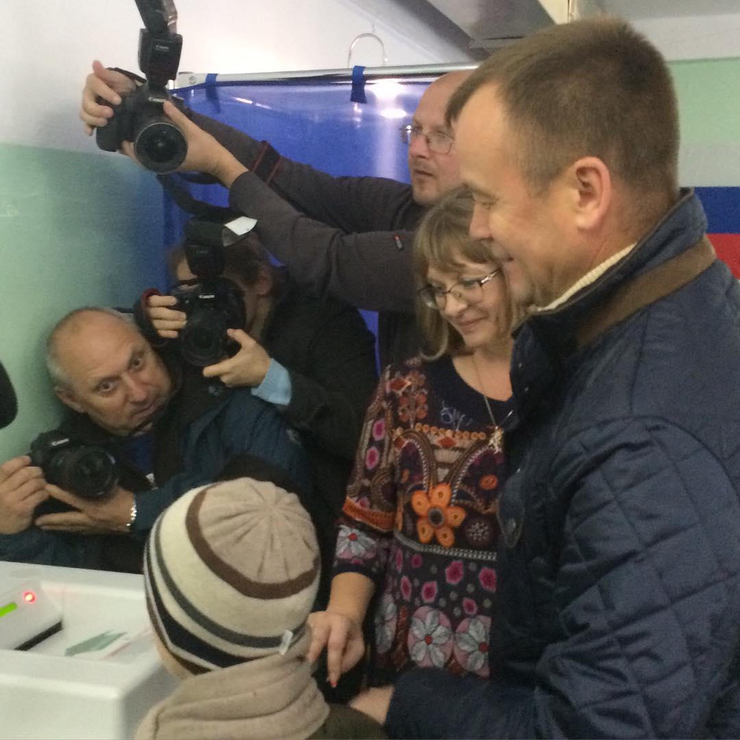 SVEroschenko's tweet photo. Сходил на свой избирательный участок на Ржанова с женой и сыном. Вы уже проголосовали? http://t.co/FdPb4SkB3X