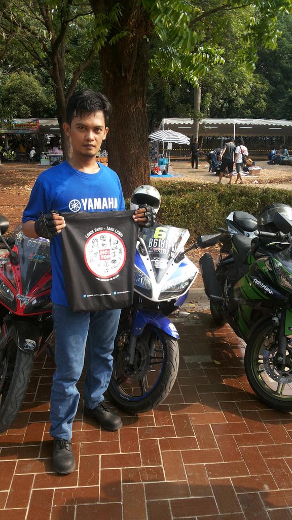 Penyerahan pemenang tweet. <a href="/motorplusweekly/">MOTOR Plus-Online.com</a> @YamahaIndonesia @YRFIndonesia <a href="/YRFI_Jakarta/">YRFI_Jakarta</a>  #yamahaburtor2015