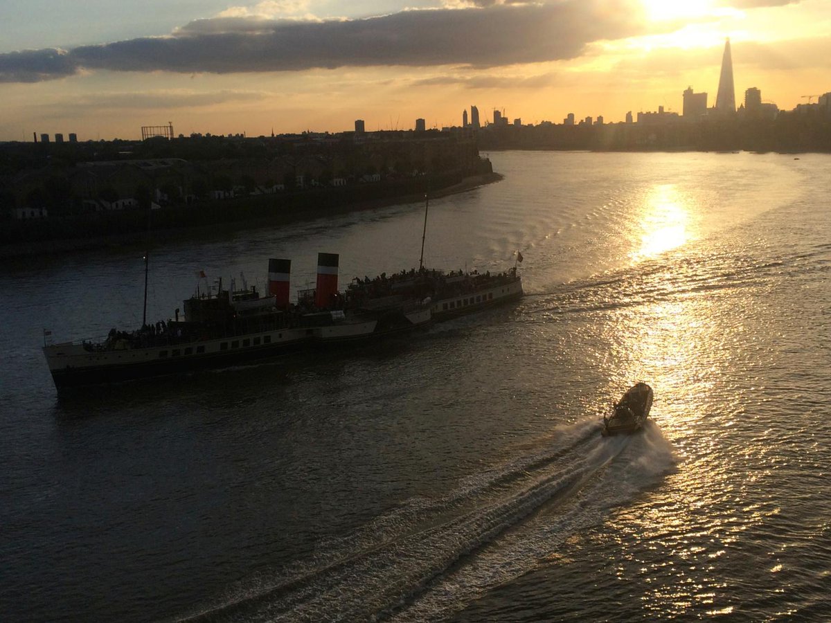 lensonthethames's tweet photo. RIB and paddle steamer Waverley pass each other at sunset, River Thames, London, UK. #history #boats #Beauty http://t.co/s9xnqs2d3M