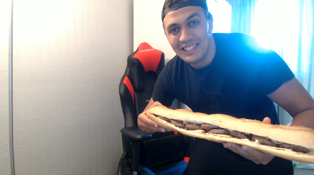 TheKairi78's tweet photo. Salem a tous les rhey certains sont certes en trains de déjeuner moi sa mére a 10h08 je me tape un pain avec 8 steak http://t.co/FT3rXyFXMO